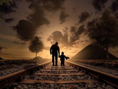 Padre e hijo en las vías del tren